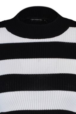 TRENDYOLMILLA Siyah Crop Pamuklu Cizgili Triko Kazak TWOAW20KZ0255