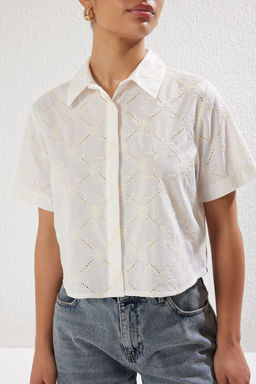 TRENDYOLMILLA Beyaz Brode Kumas K?sa Kol Regular Normal Kal?p Dokuma Crop Gomlek TWOSS25GO00082 фото 4