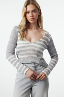 Gri Yumusak Dokulu Gevsek Orgu Cizgili Triko Kazak TWOAW25KZ00172