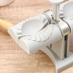 Машинка для лепки пельменей и вареников «Пельменница», 20×12×17.5 см, диаметр внешний 8 см, внутренний 6 см