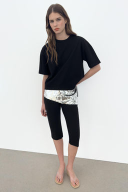 CAMISETA ASIM?TRICA LENTEJUELAS / Negro