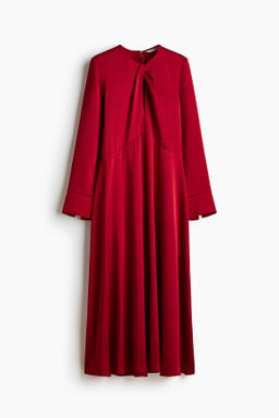 Vestido de sat?n con detalle girado