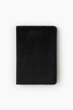 Portapasaporte de piel con detalle mullido