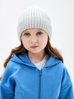 Светло-серая вязаная шапка