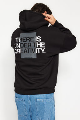 TRENDYOL MAN Siyah %100 Pamuk Oversize/Genis Kesim Kapusonlu Uzun Kol S?rt Yaz? Bask?l? Sweatshirt TMNAW24SW00220 - Trendyolmilla фото 4