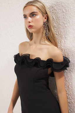 Trendyolmilla Siyah Vucuda Oturan Carmen Yaka F?rf?rl? Dokuma Midi Elbise TPRSS25EL00298