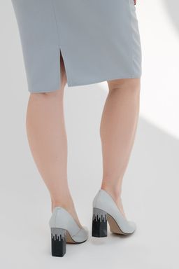 Элегантное платье с декором серое