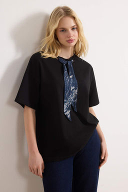 Siyah Oversize/Genis Kal?p Fular Detayl? Uzun 30/2 Penye Suprem Orme T-Shirt TWOSS26TS00057