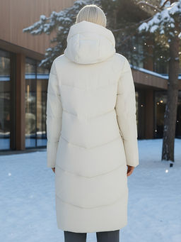 Пальто утепленное стеганное зимнее с капюшоном женское бежевого цвета 9639B - Mtforce фото 21