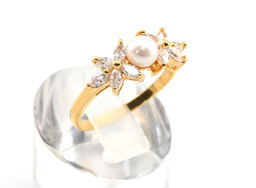 Кольцо позолоченное с жемчугом "Две снежинки", размер 17