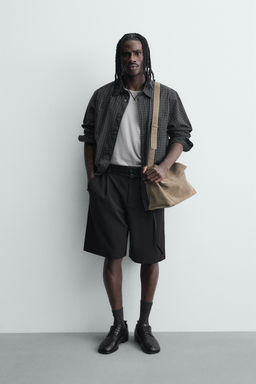 BERMUDA RELAXED FIT PLIEGUES CINTUR?N / Negro