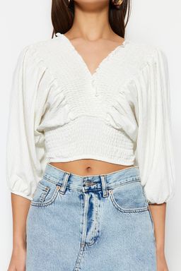 Trendyolmilla Ekru Gipeli Balon Kol V Yaka Burumcuk/Dokulu Crop Orme Bluz TWOSS23BZ00840