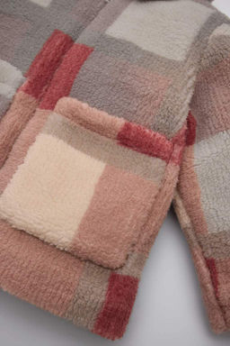 Плюшевый кардиган Welsoft с квадратным узором и воротником-рубашкой для маленьких девочек - Defacto фото 3