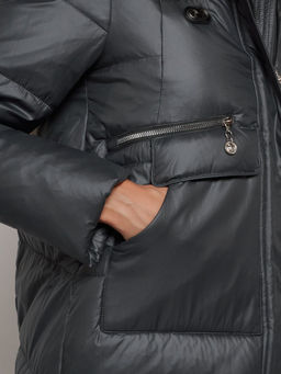 Куртка зимняя женская модная с мехом темно-серого цвета 132298TC - Visdeer фото 14