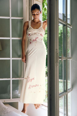 VESTIDO BORDADOS FLORES TEXTO ABALORIOS / Crudo