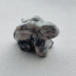 Кролик резной из Говлита