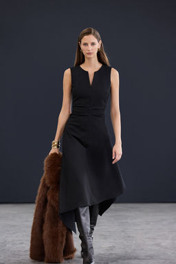 Trendyol Studio Collection Siyah Asimetrik V Yaka Detayl? Midi Esnek Orme Elbise TWOAW26EL00314