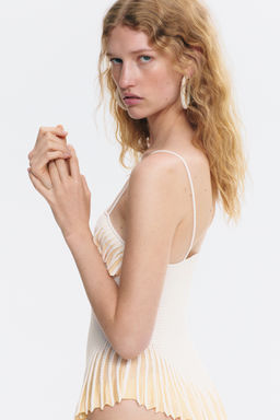 Top en punto pointelle con detalles de volante - H&m фото 4