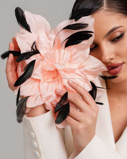 Брошь цветок искуcственный шёлк/Натуральные перья