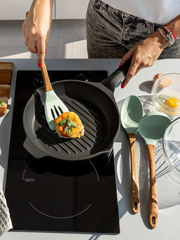 Лопатка силиконовая с прорезями 34x7,5x1,6 мятный силикон, дерево акации