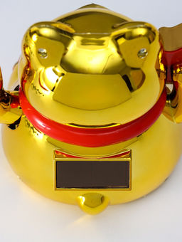 Маятник настольный антистресс от солнечной батареи «Золотой кот Манэки-нэко с домиком», 11.2×14.3×15.3 см