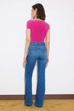Koyu Mavi TOPARLAYICI Yuksek Bel Ekstra Esnek Flare Uzun Boy Jeans TWOSS26JE00103 - Trendyolmilla фото 8