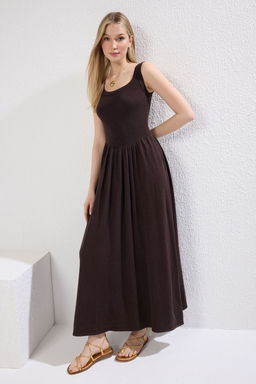 Trendyolmilla Kahverengi Premium Iplik/Ozel Iplik Midi Bisiklet Yaka Ask?l? Triko Elbise TWOSS25EL00333