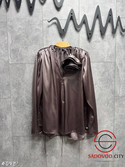 Атласная блуза на кнопках и шнурке