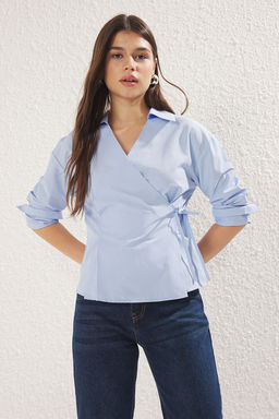 TRENDYOLMILLA Mavi Kruvaze Kapama Baglama Detayl? Regular Normal Kal?p Dokuma Gomlek TWOSS25GO00029