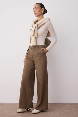 Kahverengi Ince Dokumlu Yumusak Tuseli %100 Pamuk Wide Leg/Genis Paca Pantolon TWOAW26PL00010