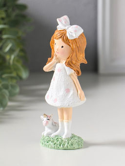 Фигурка полистоун «Малышка в платье в горох, с бантом в волосах, с единорогом», 5×3.7×13 см
