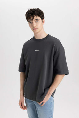 Свободная футболка из плотной ткани с круглым вырезом и короткими рукавами с принтом