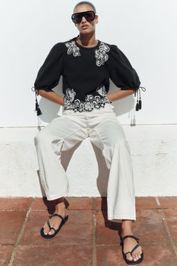 BLUSA BORDADOS MANGA ABULLONADA / Negro