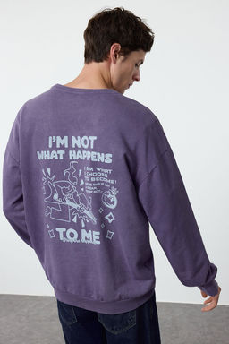 TRENDYOL MAN Lila Oversize/Genis Kesim Y?kama/Eskitme Efektli On ve Arka Bask?l? Sweatshirt TMNAW25SW00041