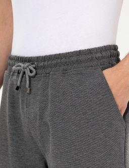 Серые меланжевые трикотажные шорты комфортного кроя