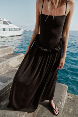 VESTIDO PEPLUM VOLUMEN / Marr?n oscuro
