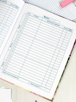 Дневник школьный 1-4 класс арт. 69706 БРЮНЕТКА С СОБАЧКОЙ