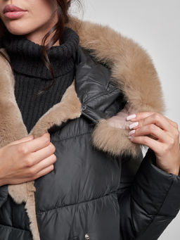 Пальто утепленное с капюшоном и мехом зимнее женское черного цвета 133203Ch - Visdeer фото 13