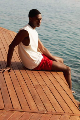 Шорты для плавания выше колена стандартного кроя на сетчатой подкладке