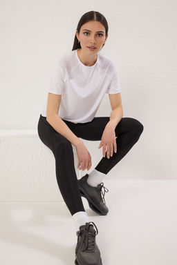 Beyaz Dalg?c/Scuba Kumas Reflektor Bask?l? Spor Orme T-Shirt THMSS25TS00007