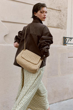BOLSO BANDOLERA CADENA MET?LICA / Beige claro