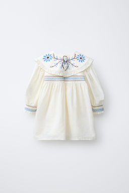 CAMISA CUELLO BOBO FLORES BORDADAS / Crudo