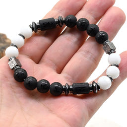 Браслет с мантрой из агата черного и белого шарик 10мм, 19см Радуга камня