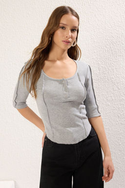 Trendyolmilla Siyah Fitted/Vucuda Oturan Havuz Yaka C?tc?tl? Fitilli Esnek Orme Bluz TWOSS25BZ00007