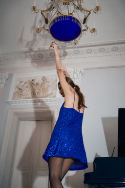 Платье мини из пайеток на завязках