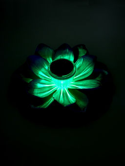 Садовый светильник для водоемов 28 х 28 х 9 см на солнечной бат-е "Лотос" фиол-ый N010