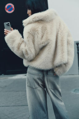 SHORT FAUX FUR COAT WITH TOGGLES - Zara фото 3