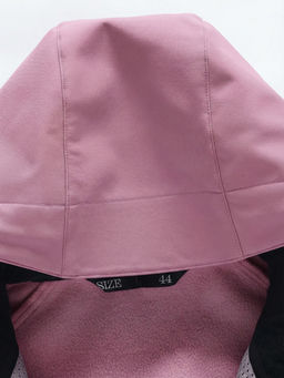 Парка женская софтшелл виндстоппер удлинённая с капюшоном малинового цвета 9614_1M