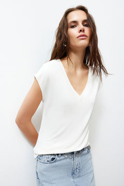Ekru Viskoz/Yumusak Kumas Fitted/Vucuda Oturan Ay Kol V Yaka Esnek Orme Bluz TWOSS24BZ00433