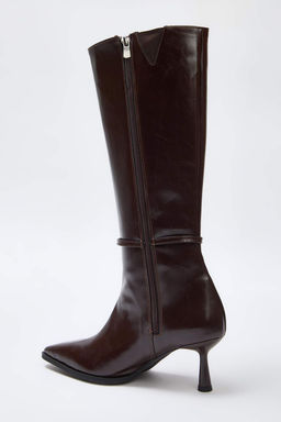 Siyah Bant Toka Detayl? Sivri Burun Ince Topuklu Cizme
TAKAW26CZ00011 - Trendyolmilla фото 14